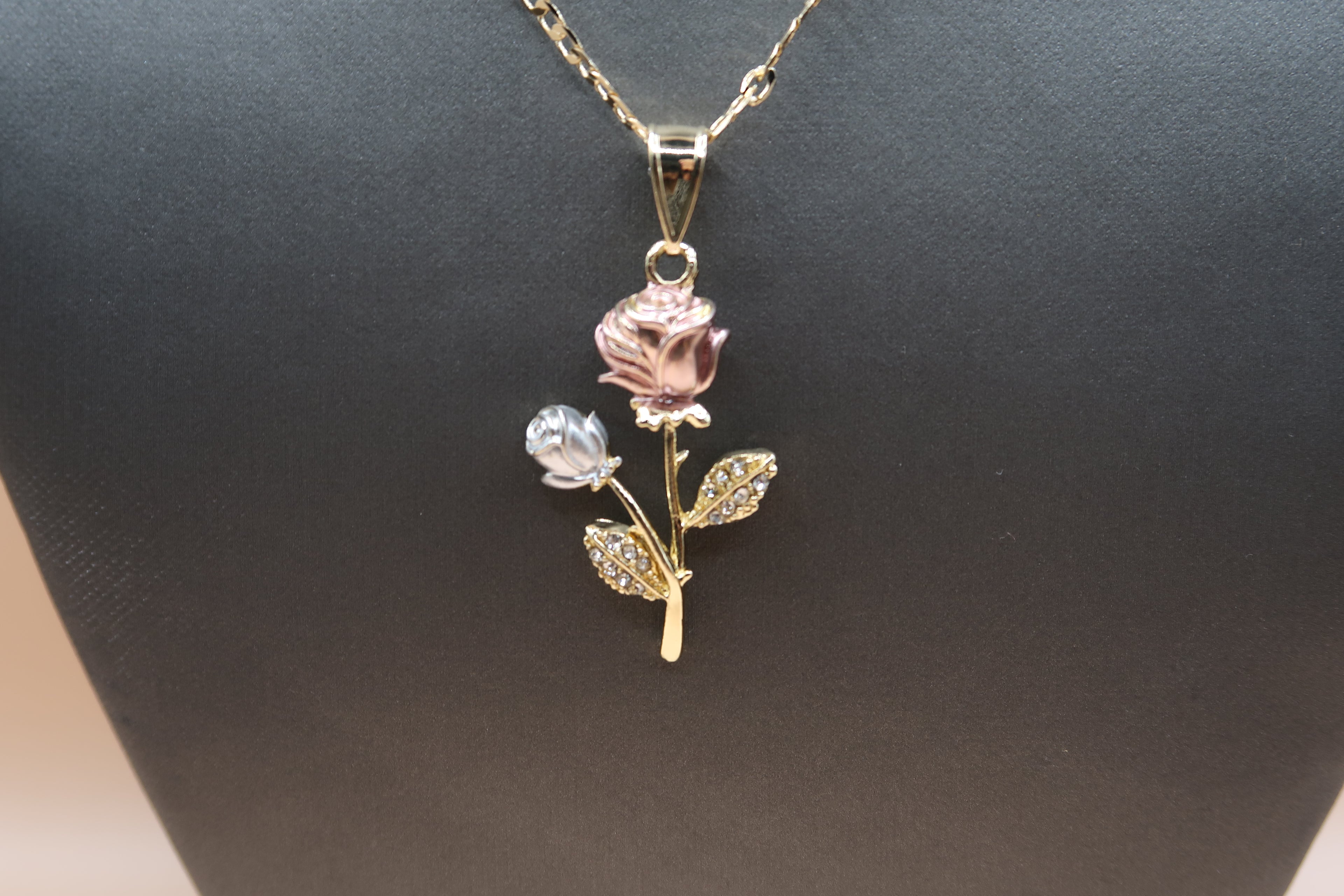 Roses necklace